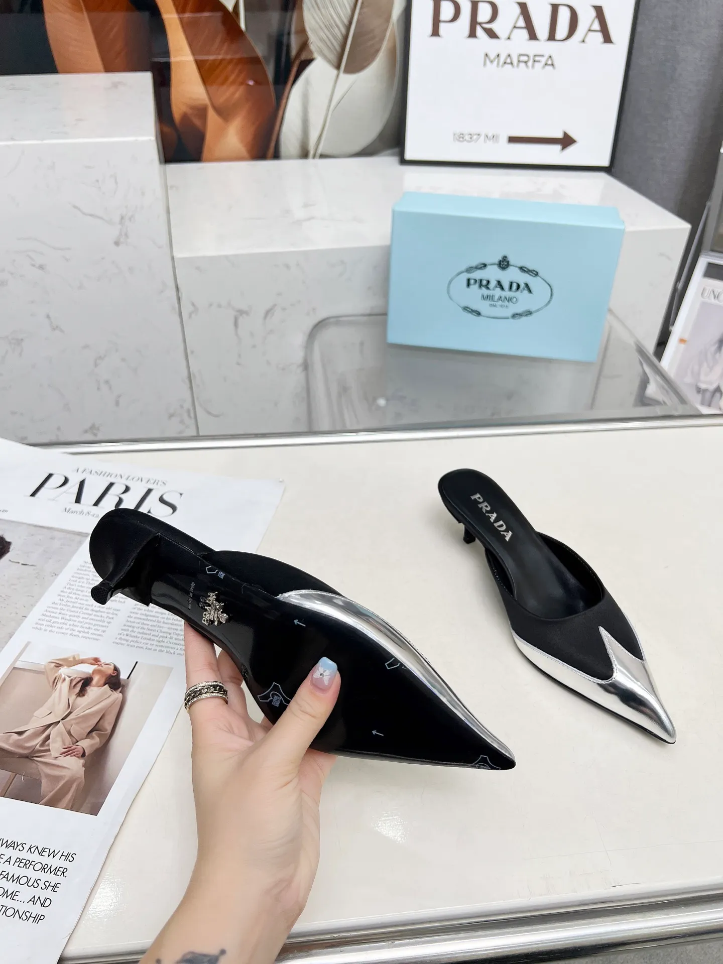 👟👟Ex-factory price 520👟👟 🏧2025 T show Mule shoes, silk pointed toe series🏧 (highest version with top packaging) PRADA 2025𝐬𝐬Prada new product, (top version) is coming! prada25 "T-stage show style" mainly promotes hot-selling styles, made of silk material and TPU Muller series spring and summer single shoes and sandals series. Made of high-quality silk satin and Tpu mirror material, a full range of simple light plate logo hot stamping. ——————————————————❣️ 2025SS PRADA spring and summer simple style, it looks so good. Various Internet celebrities have planted popular styles, awakening the imagination of skirt trains, corsets and bra curves, streamlined to the extreme ~ super popular series of hot products, with iconic logos on the heels or on the feet, as well as prismatic pointed toes, and angular lines are clearly defined.  Prada spring2025’s latest presentation is also wonderful with different styles! This season's Prada styles are simpler in design than before. They don't deliberately pursue a trendy or sporty feeling. They are all natural. The colors are also made of bright spring and summer eye-catching colored silks with pointed toes. They are so simple and beautiful. 😋The original shoes are developed and purchased from Italian counters, and are reproduced 1:1 according to the original taste. The newly opened low heel of 4cm has the same concave and convex height as the original version, creating a variety of sandals and slippers: low heel, pointed toe and half drag. 💛❤️ 💛❤️ ⚛Baotou low heel 4cm. ⚛Sale size: 35-41 (customized at 42.43) ⚛Top silk satin fabric + sheepskin lining + Italian triple-A cowhide bottom. 💙"Multiple colors, all official colors can be produced".